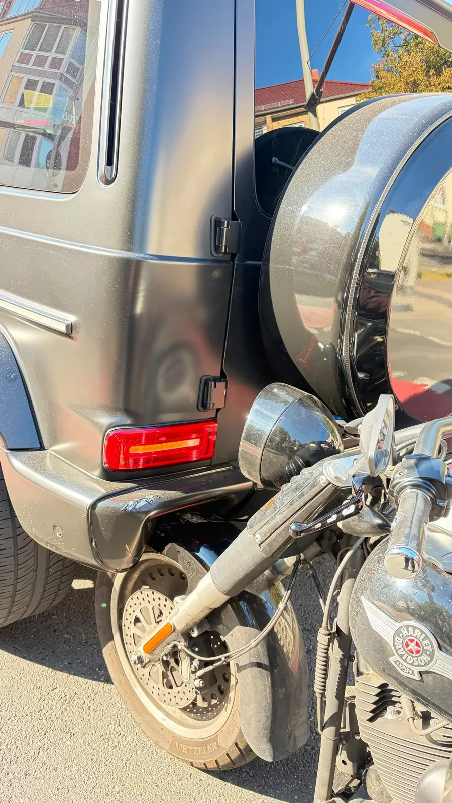 Motorrad an der hinteren Stoßstange einer Mercedes G-Klasse nach einem Auffahrunfall