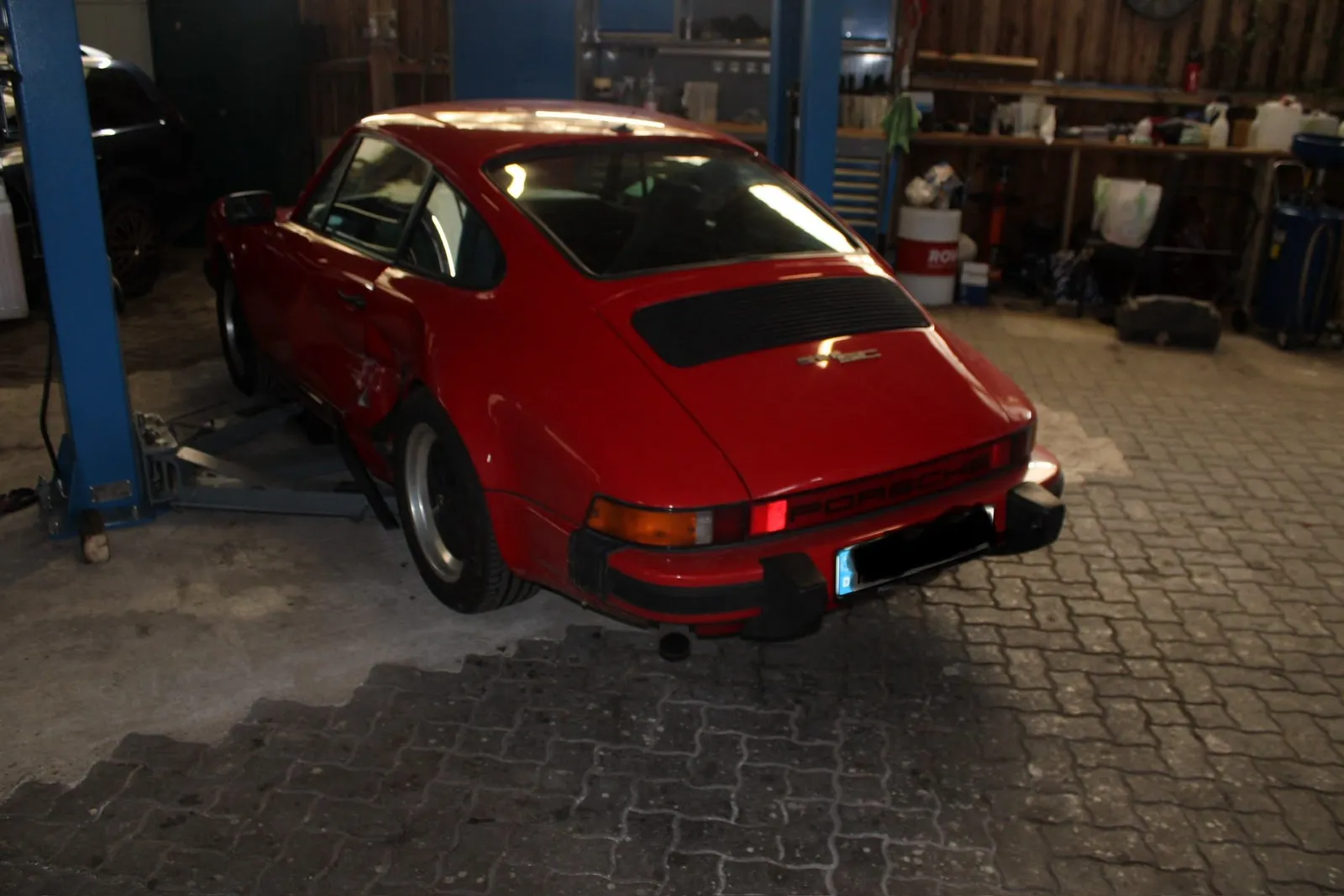 Klassischer Porsche 911 mit Seitenschaden auf der Hebebühne